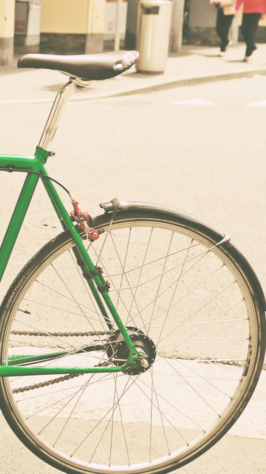 Vélo Vert Garé Sur le Trottoir Pendant la Journée. Wallpaper in 1080x1920 Resolution