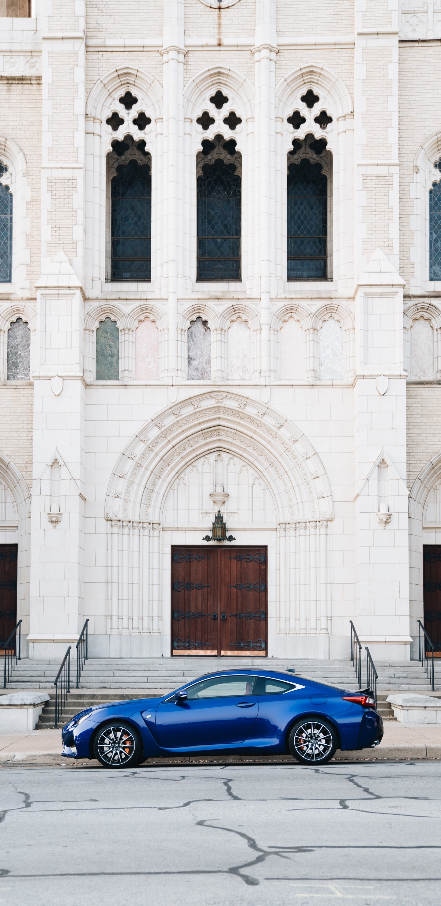 Coupé Bleu Garé à Côté D'un Bâtiment en Béton Blanc Pendant la Journée. Wallpaper in 1440x2960 Resolution