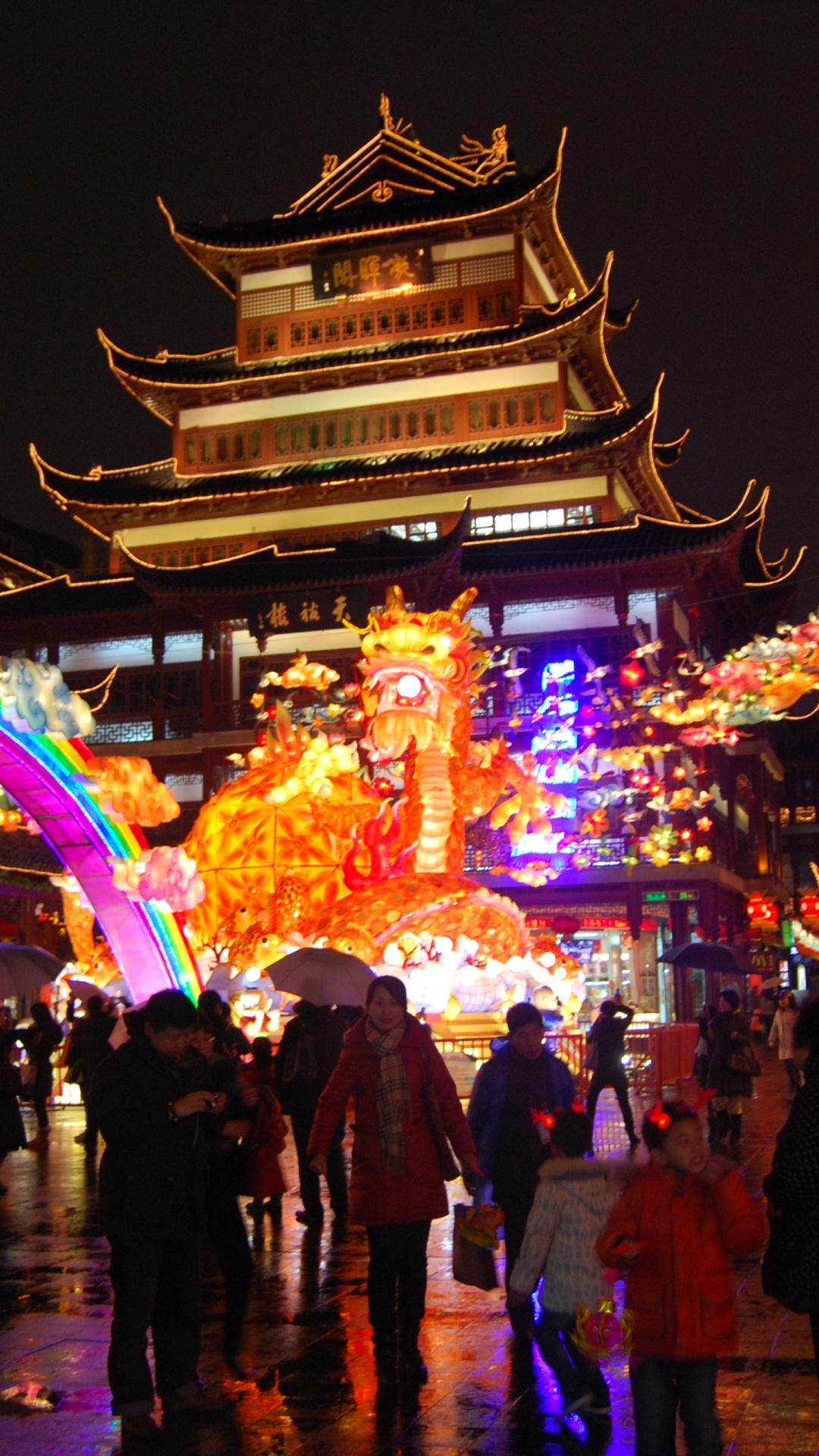 Gente Caminando en la Calle Durante la Noche. Wallpaper in 1080x1920 Resolution