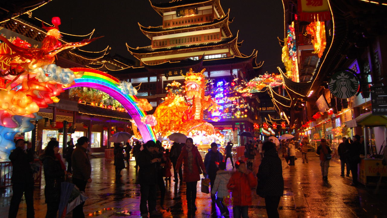 Personnes Marchant Dans la Rue Pendant la Nuit. Wallpaper in 1280x720 Resolution