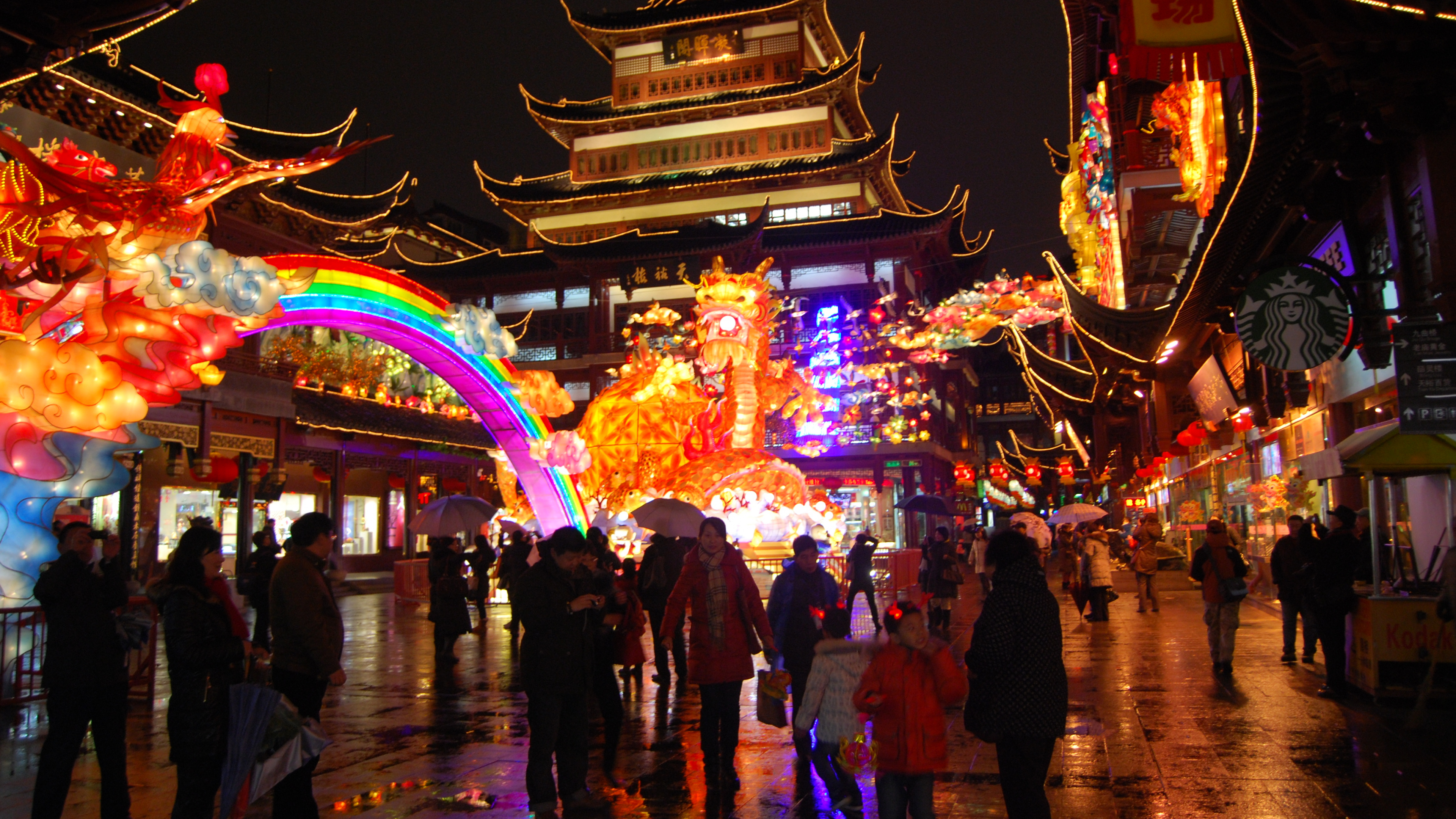 Personnes Marchant Dans la Rue Pendant la Nuit. Wallpaper in 3840x2160 Resolution
