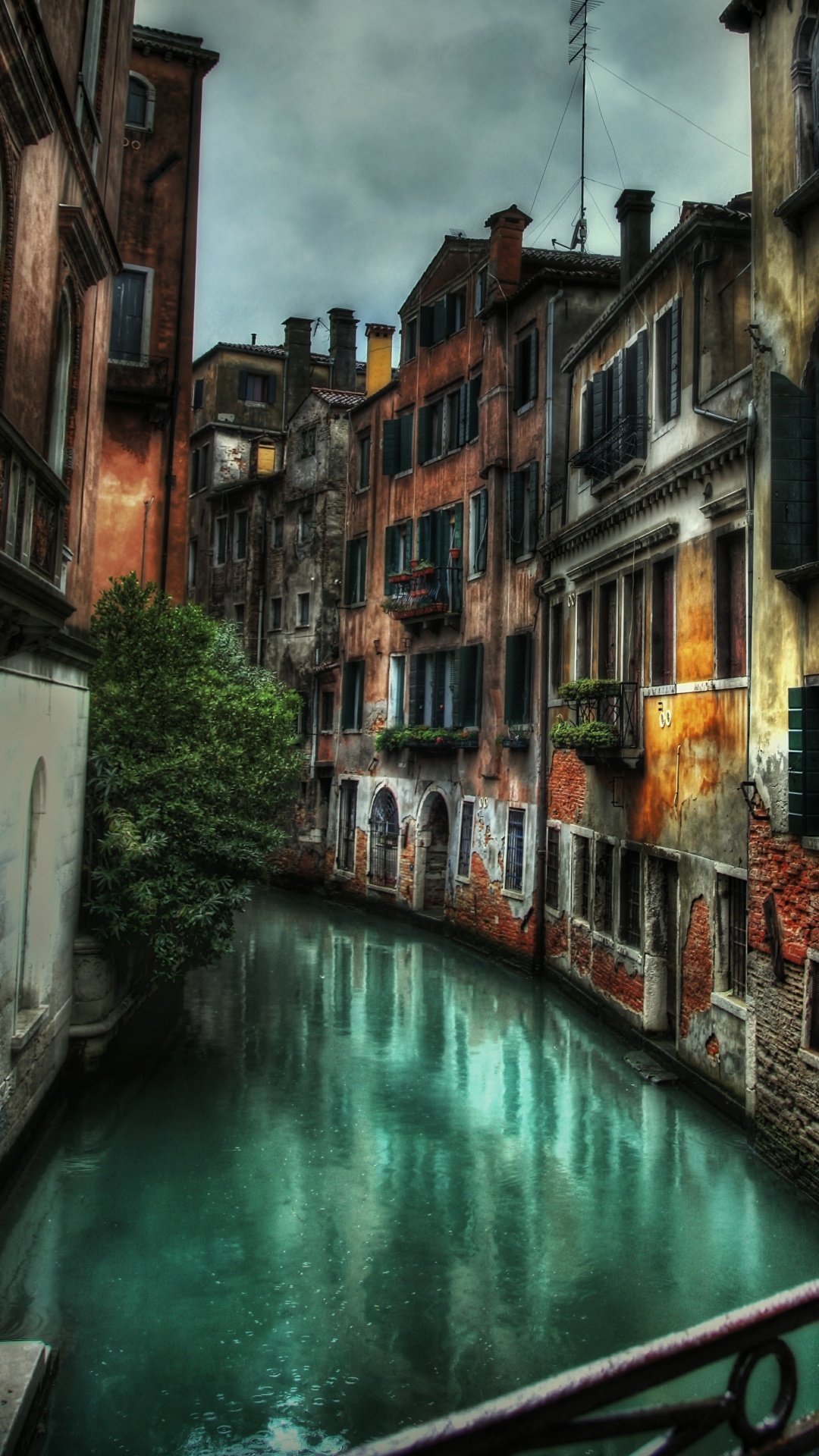 River Between Concrete Buildings During Daytime. Wallpaper in 1080x1920 Resolution