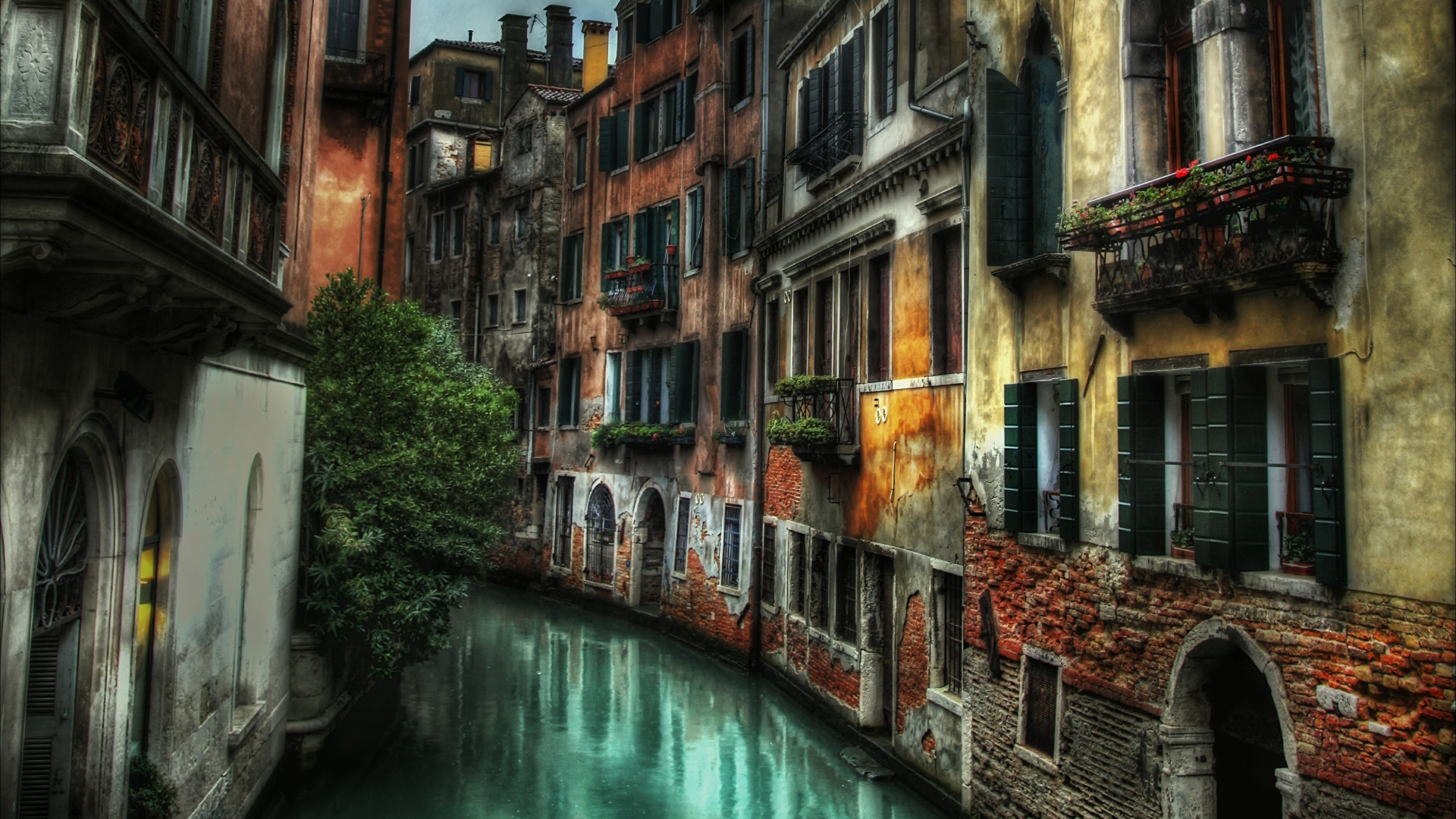 River Between Concrete Buildings During Daytime. Wallpaper in 1920x1080 Resolution