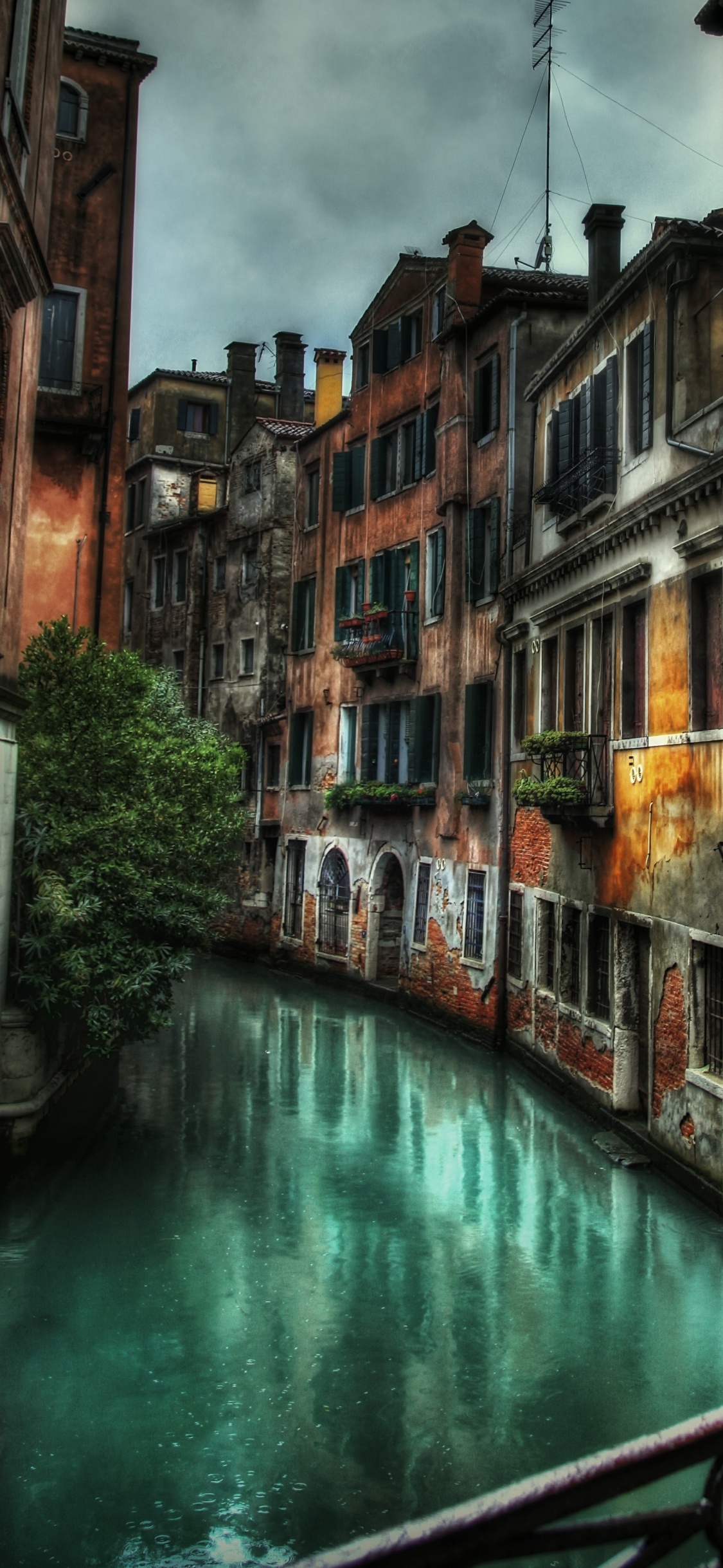 Río Entre Edificios de Hormigón Durante el Día. Wallpaper in 1125x2436 Resolution