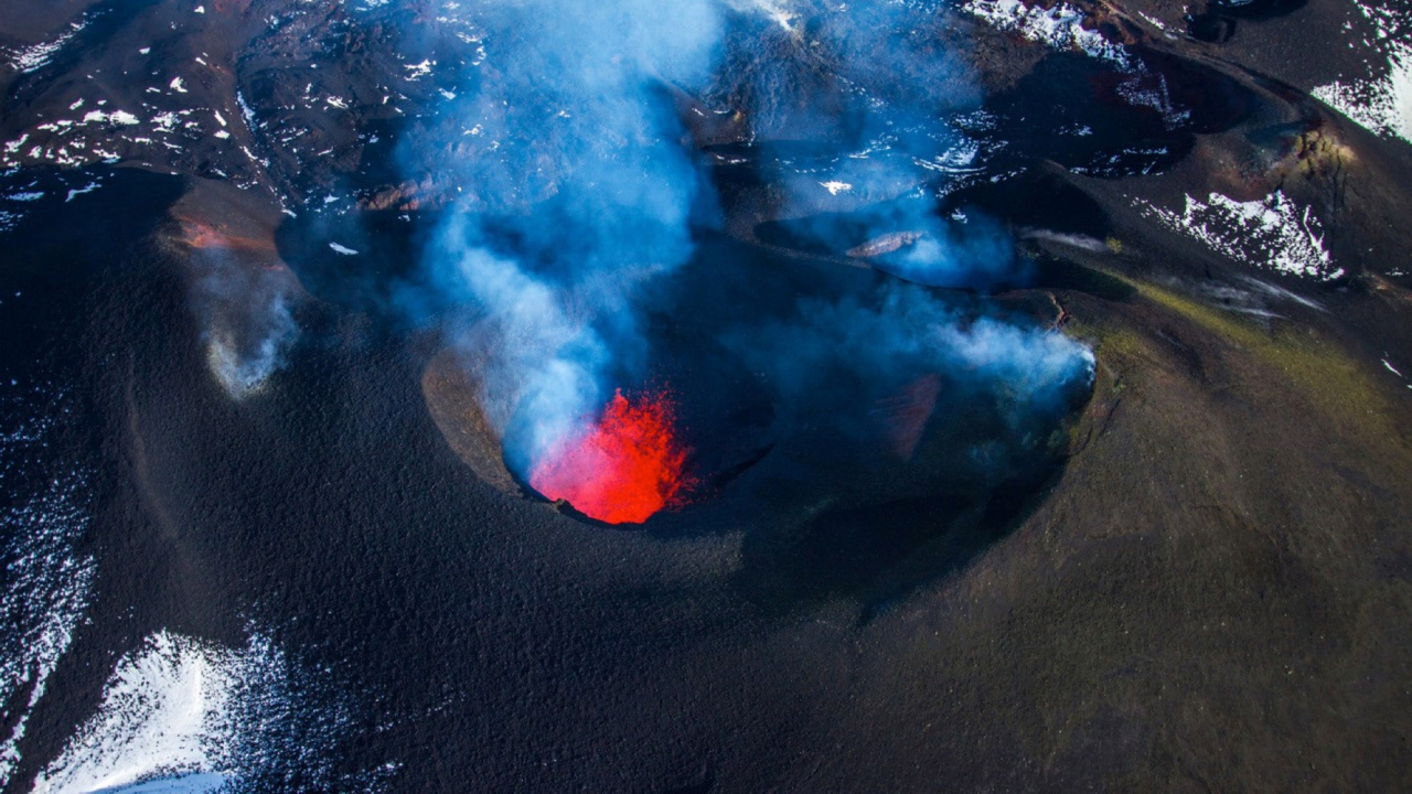Blue and Red Smoke on Black Sand. Wallpaper in 1280x720 Resolution