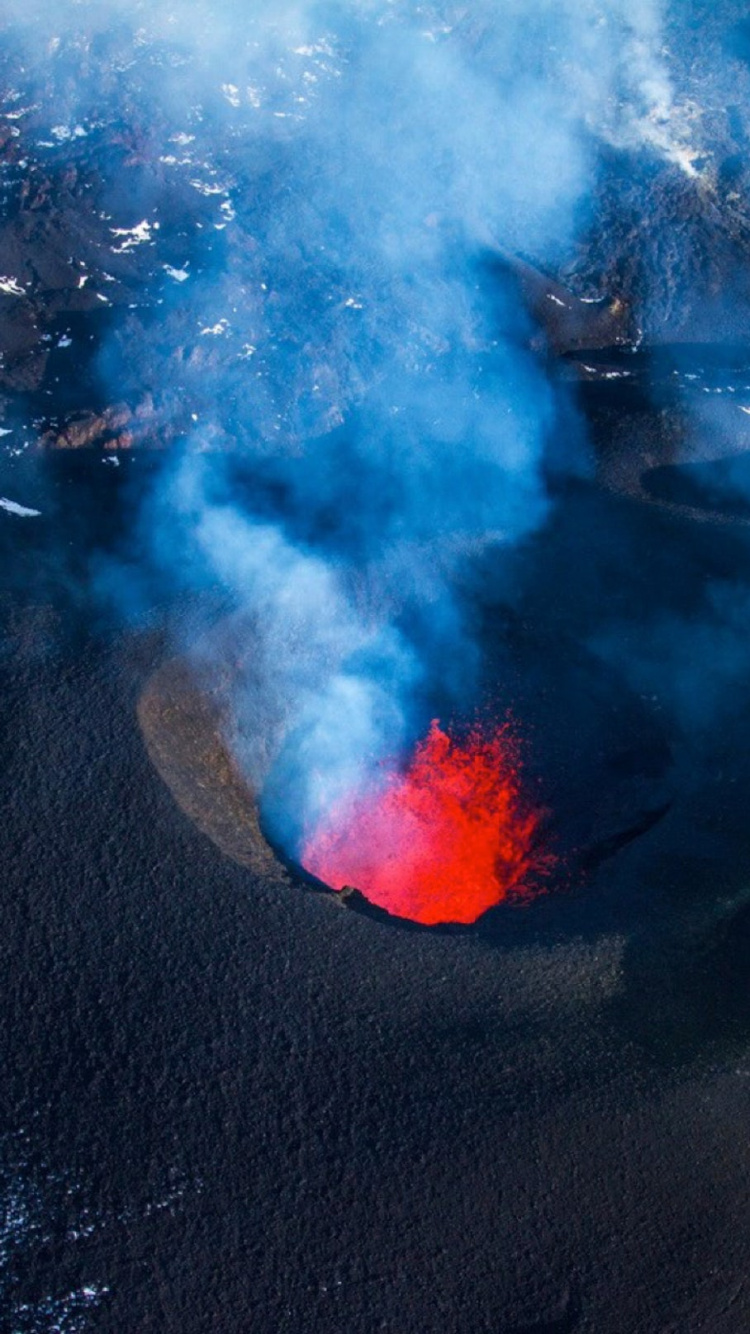 Blauer Und Roter Rauch Auf Schwarzem Sand. Wallpaper in 750x1334 Resolution