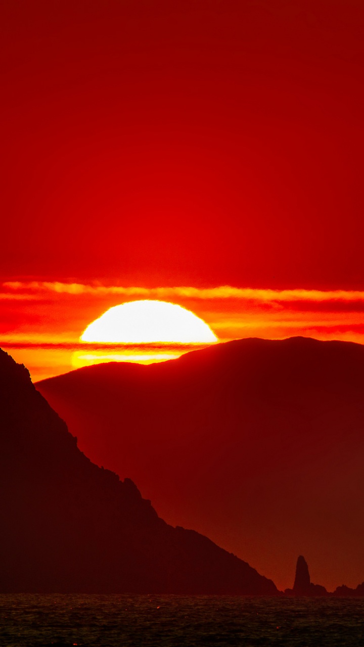 Silueta de Montaña Durante la Puesta de Sol. Wallpaper in 720x1280 Resolution