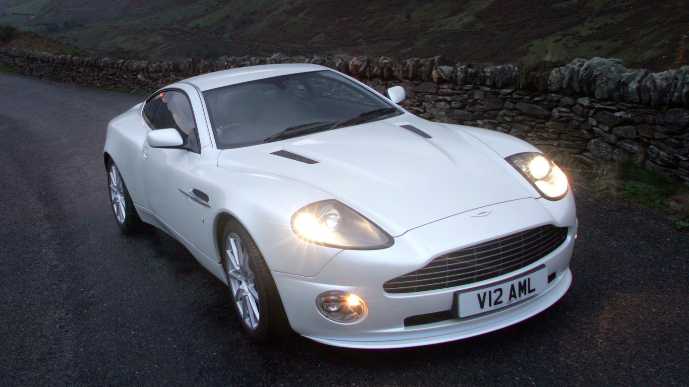 Weiß Bmw m3 Coupé. Wallpaper in 1366x768 Resolution