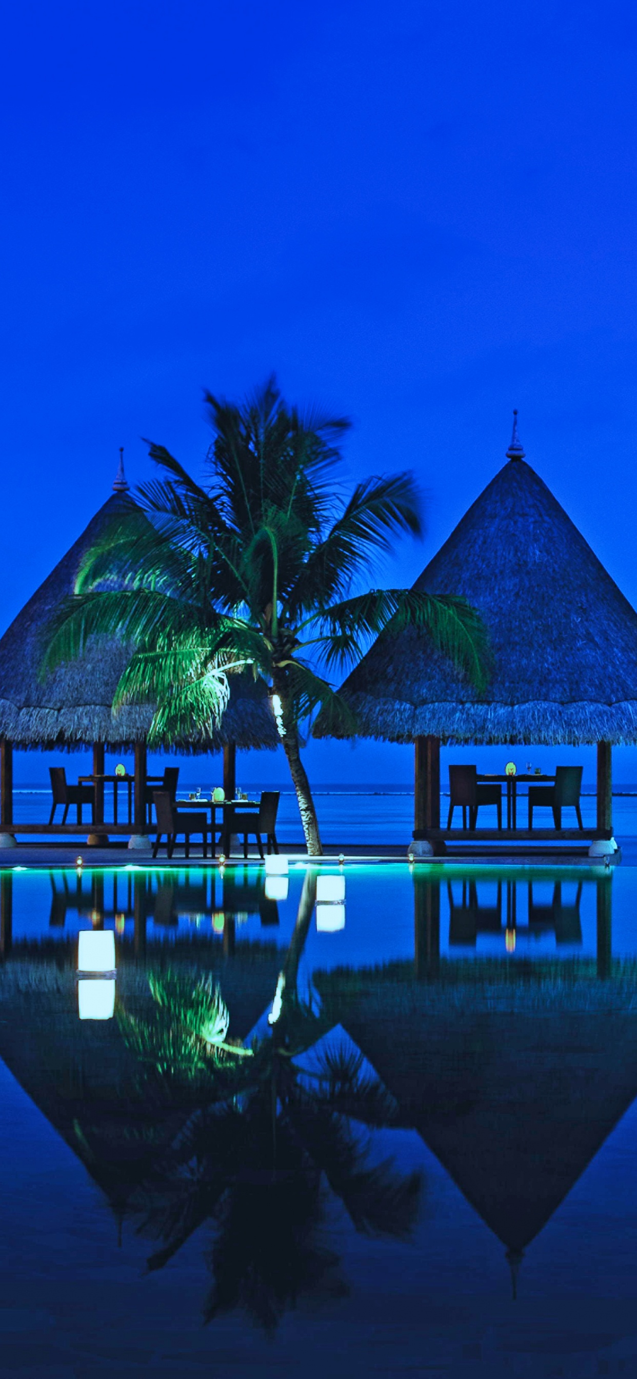 Maison en Bois Marron Sur un Plan D'eau Pendant la Nuit. Wallpaper in 1242x2688 Resolution