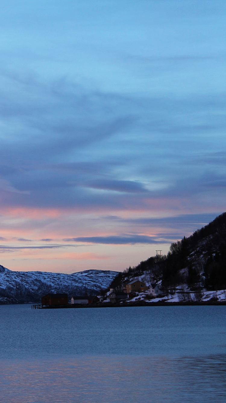 Montaña Cubierta de Nieve Cerca Del Cuerpo de Agua Durante el Día. Wallpaper in 750x1334 Resolution