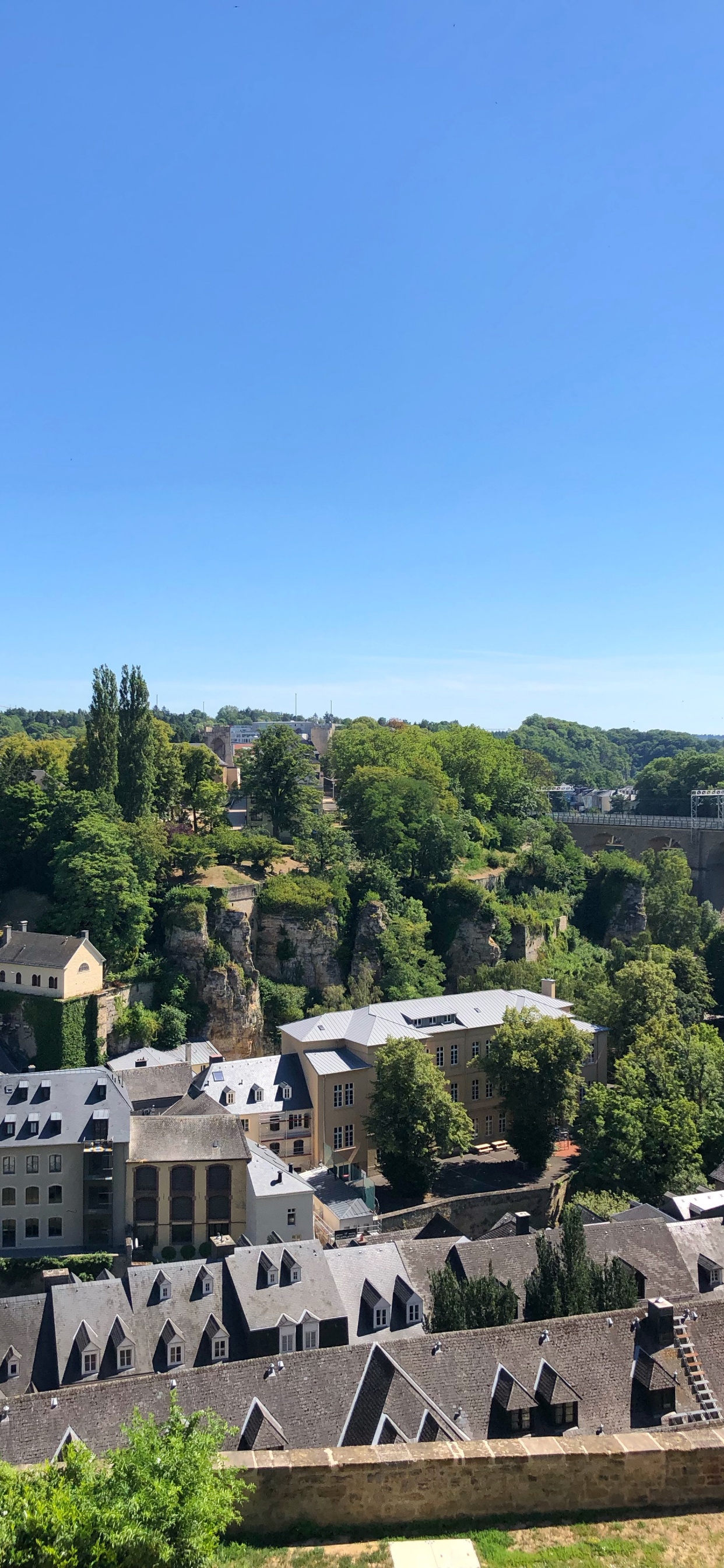 Propiedad, Pueblo, Bienes, Atracción Turística, Suburbio. Wallpaper in 1242x2688 Resolution