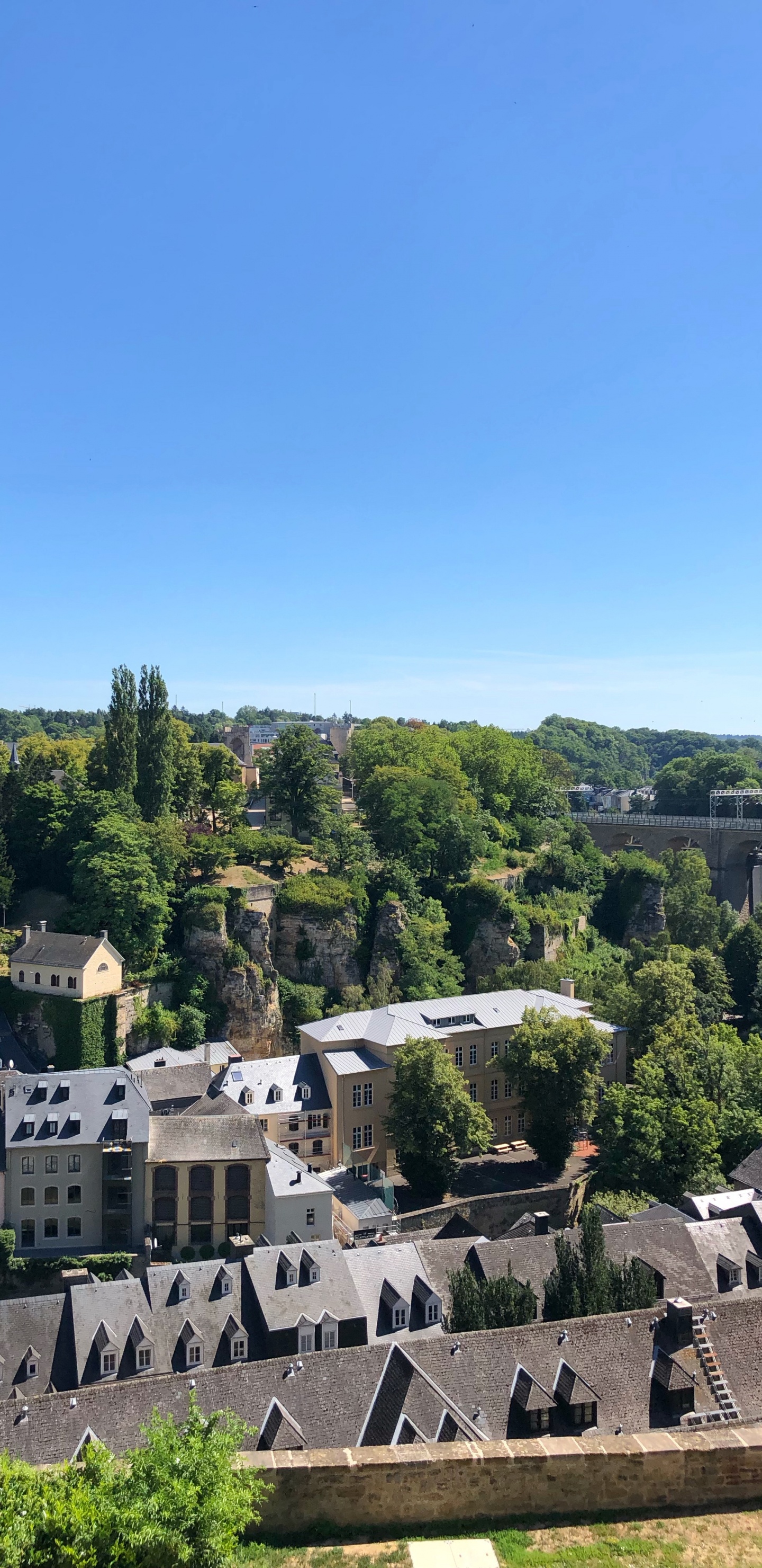 Propriété, Village, Succession, Attraction Touristique, Banlieue. Wallpaper in 1440x2960 Resolution