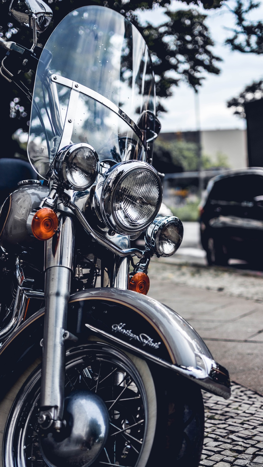 Orange-schwarzes Cruiser-Motorrad. Wallpaper in 1080x1920 Resolution