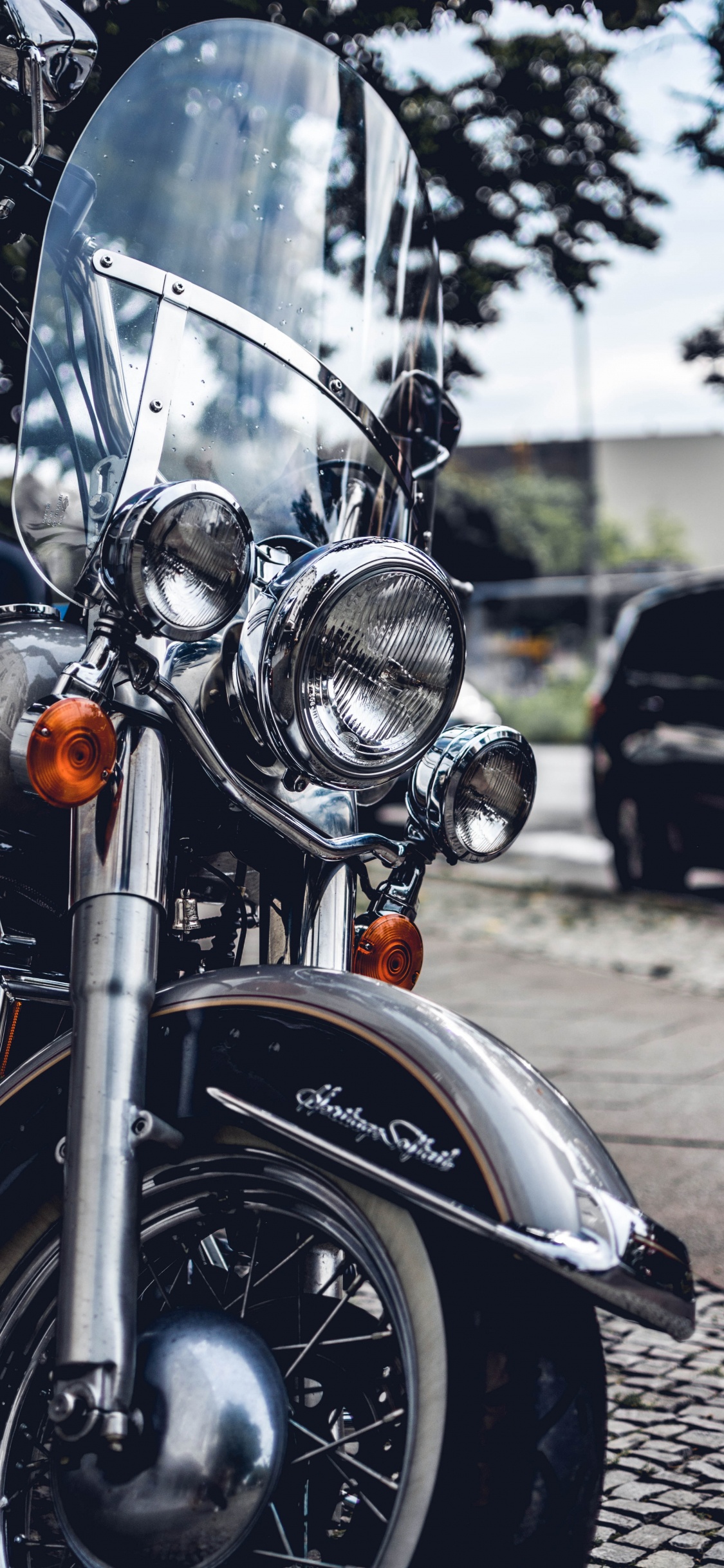 Orange and Black Cruiser Motorcycle. Wallpaper in 1125x2436 Resolution