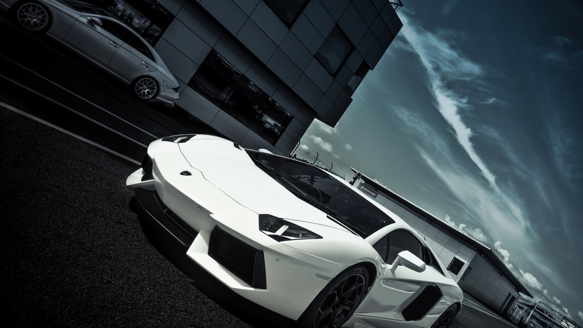 Weißer Und Schwarzer Lamborghini Aventador, Der Tagsüber Neben Dem Blauen Gebäude Geparkt Ist?. Wallpaper in 1920x1080 Resolution