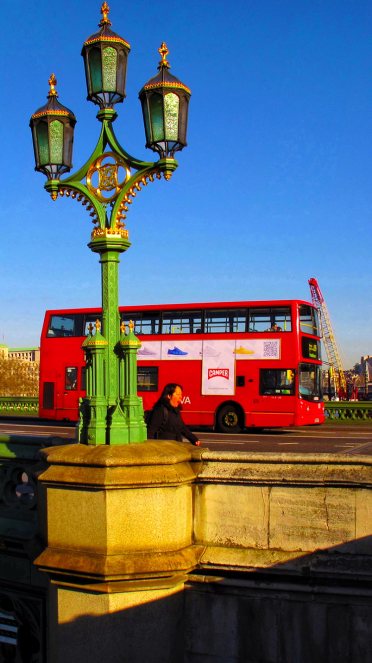 Grüne Und Braune Betonbrücke. Wallpaper in 750x1334 Resolution