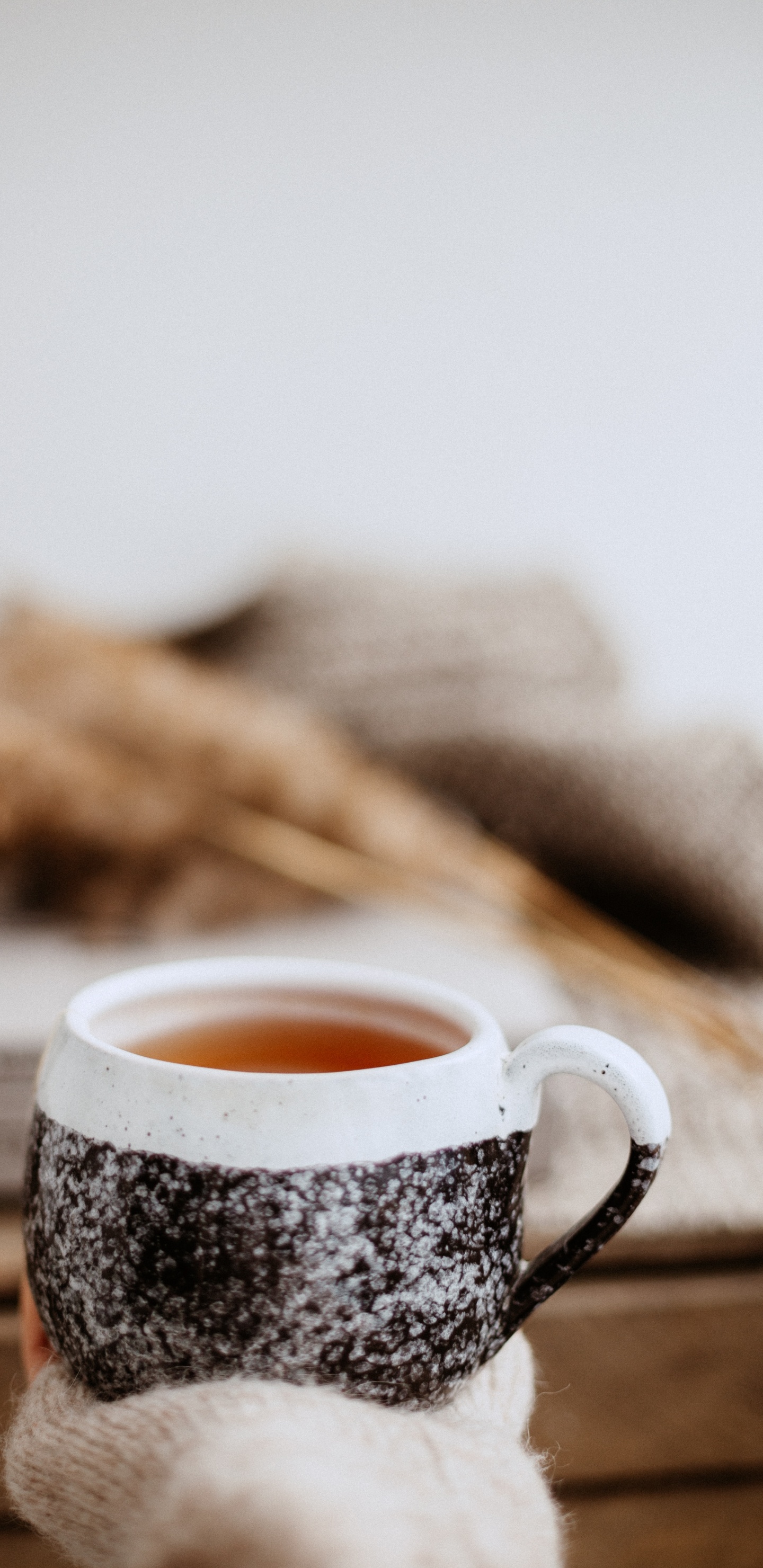 Mug en Céramique Blanc et Noir Avec Liquide Marron. Wallpaper in 1440x2960 Resolution