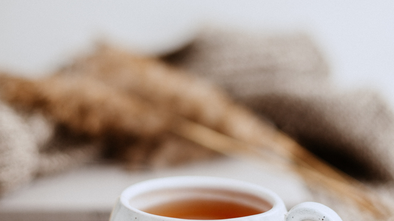 Taza de Cerámica Blanca y Negra Con Líquido Marrón. Wallpaper in 1280x720 Resolution