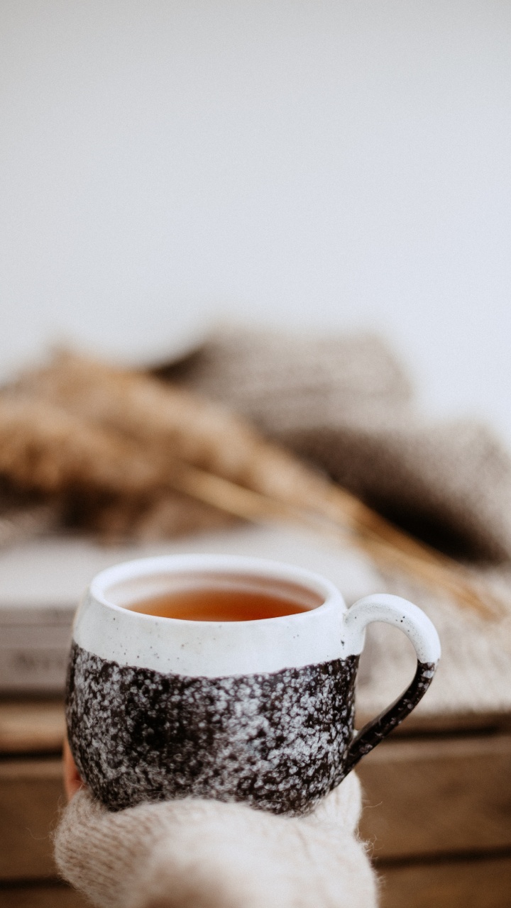 Taza de Cerámica Blanca y Negra Con Líquido Marrón. Wallpaper in 720x1280 Resolution