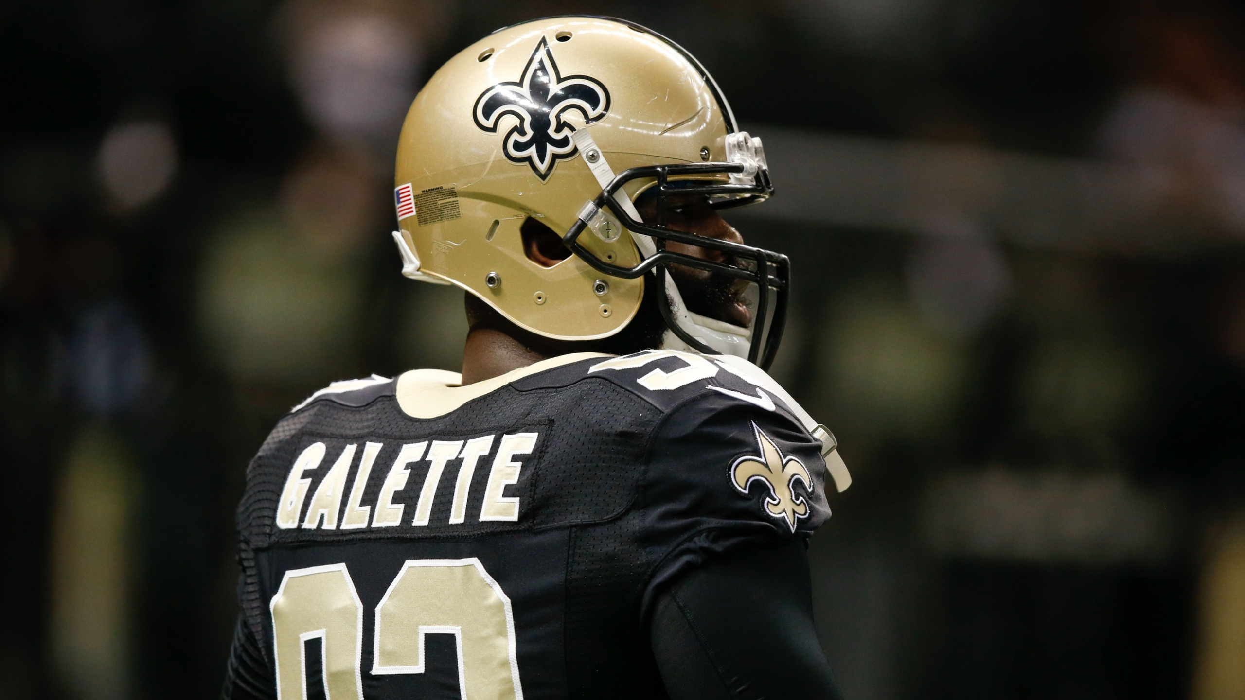 Football Player in Black and White Jersey Shirt. Wallpaper in 2560x1440 Resolution