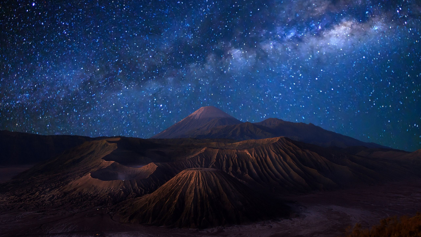 Montagne Brune Sous un Ciel Bleu Avec Des Étoiles Pendant la Nuit. Wallpaper in 1366x768 Resolution