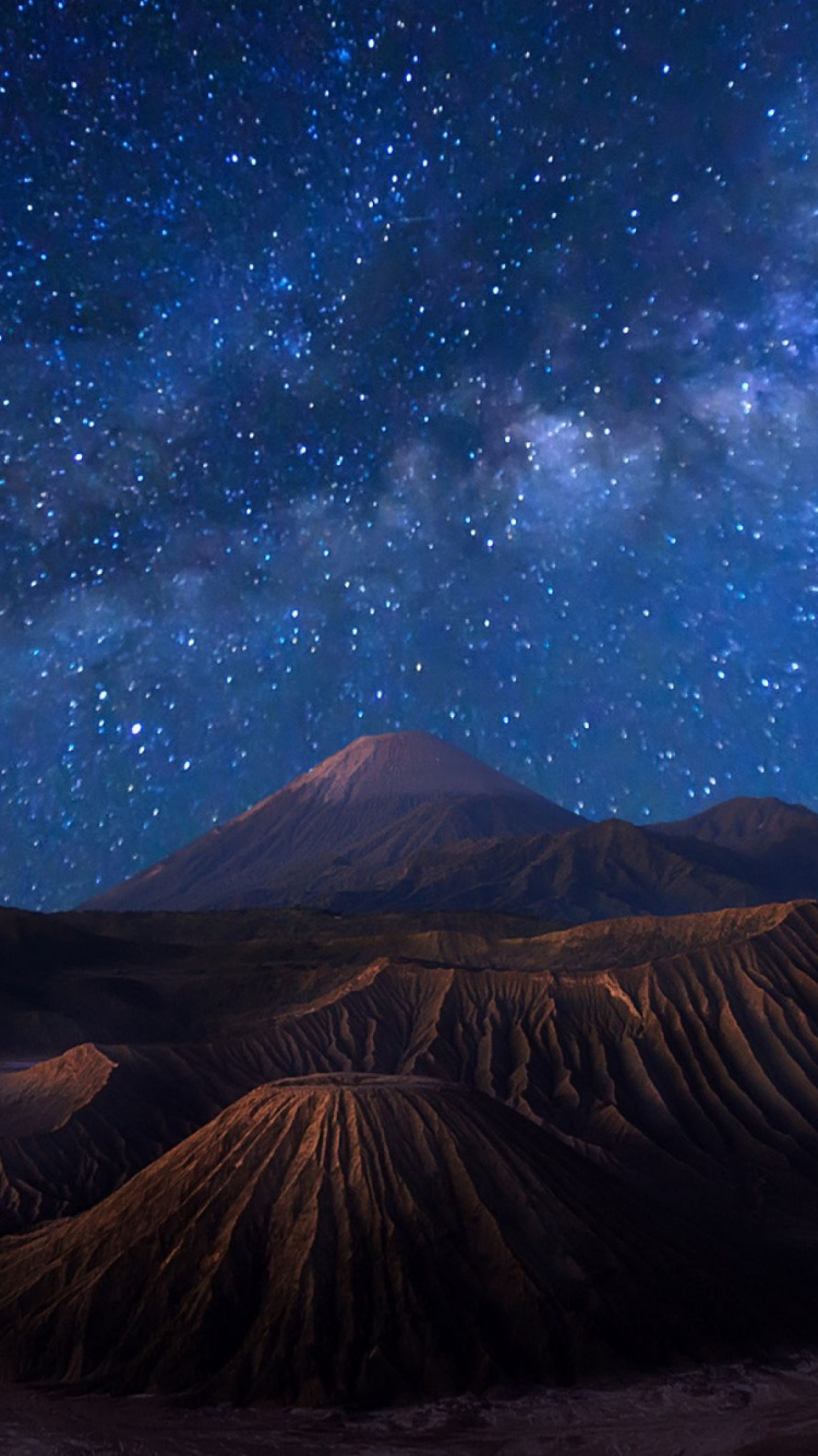 Montagne Brune Sous un Ciel Bleu Avec Des Étoiles Pendant la Nuit. Wallpaper in 750x1334 Resolution