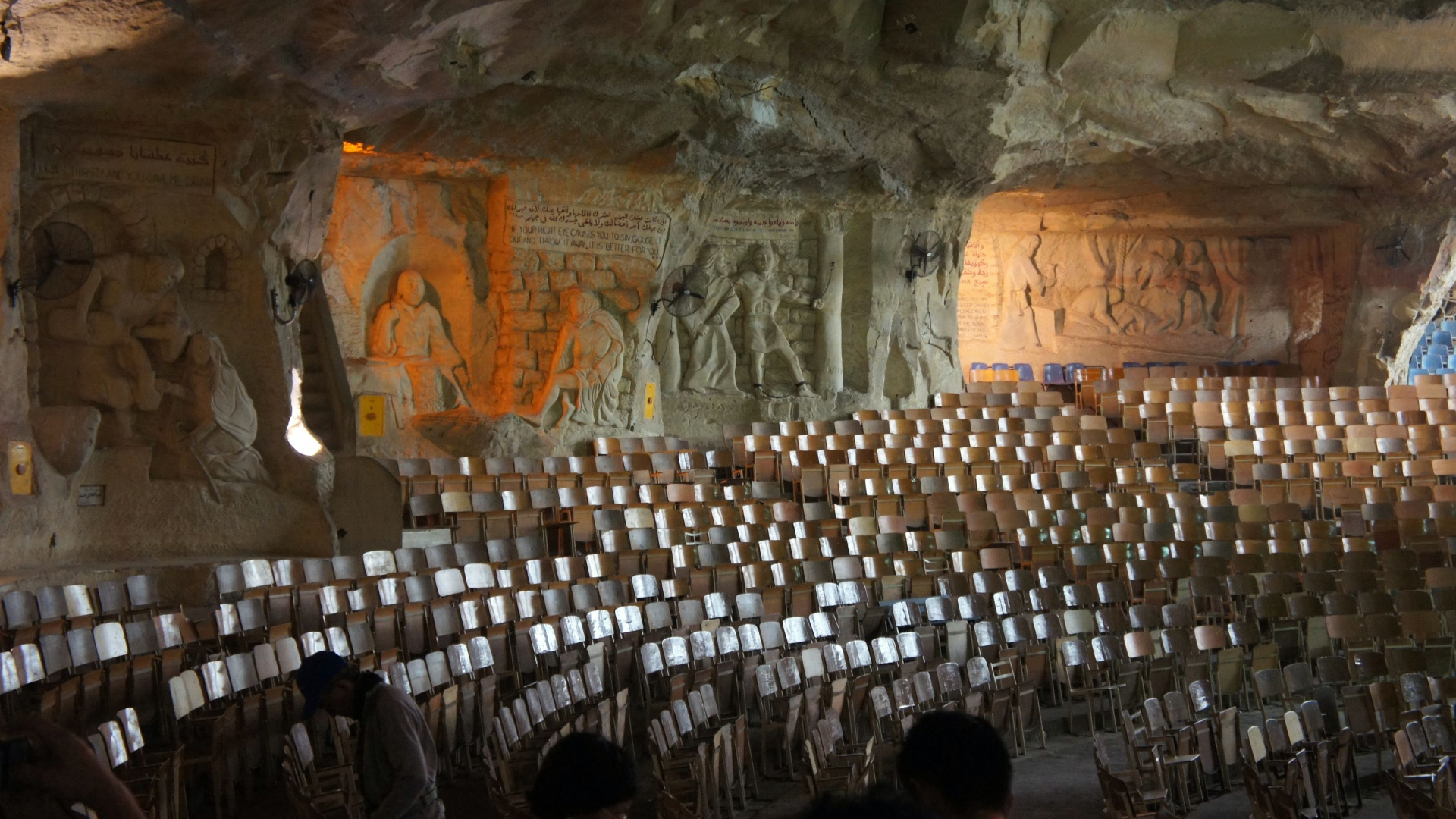 Personnes Assises Sur Des Chaises à L'intérieur du Bâtiment. Wallpaper in 1920x1080 Resolution