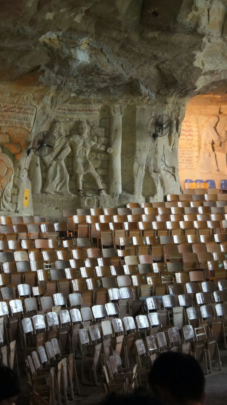 Personnes Assises Sur Des Chaises à L'intérieur du Bâtiment. Wallpaper in 750x1334 Resolution