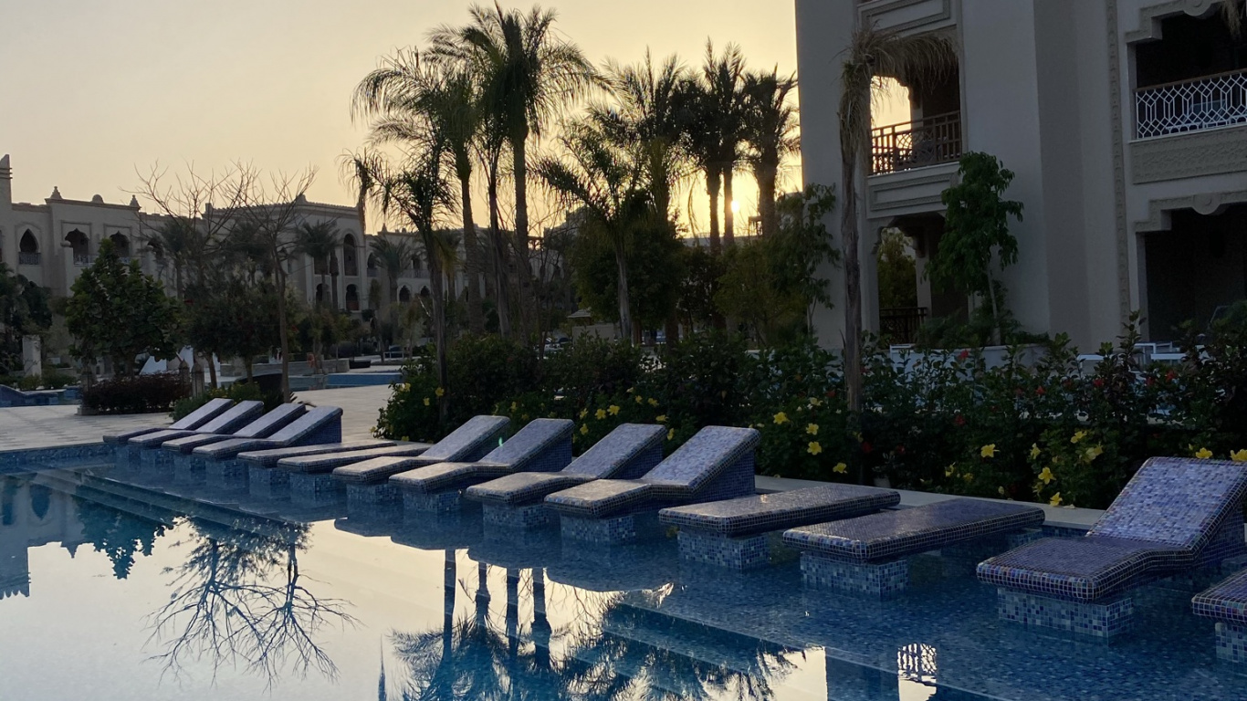 Reflexion, Wasser, Gebäude, Tageszeit, Eigenschaft. Wallpaper in 1366x768 Resolution