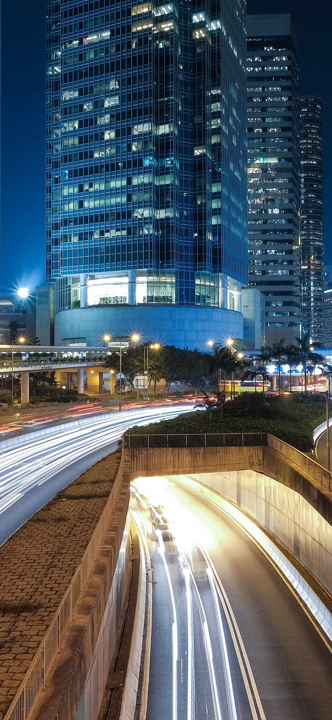 Fotografía de Lapso de Tiempo de la Ciudad Durante la Noche.. Wallpaper in 1125x2436 Resolution