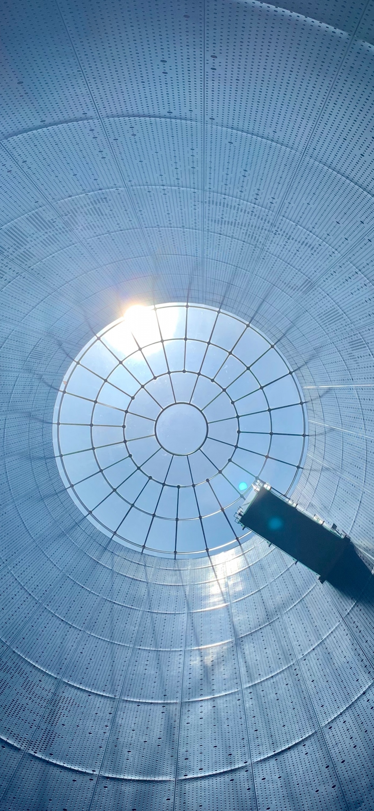 Weißes Licht Auf Tunnel Mit Licht. Wallpaper in 1242x2688 Resolution