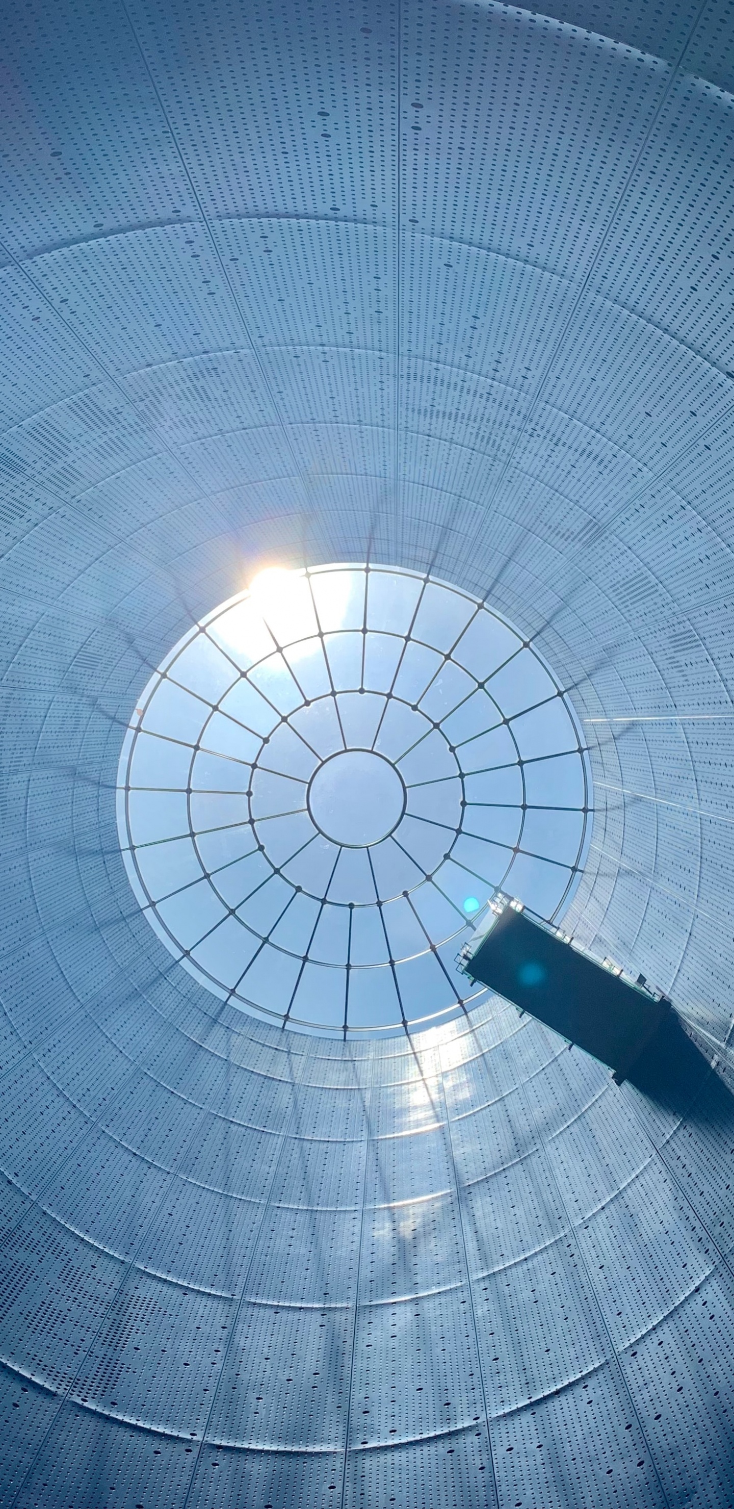 Weißes Licht Auf Tunnel Mit Licht. Wallpaper in 1440x2960 Resolution