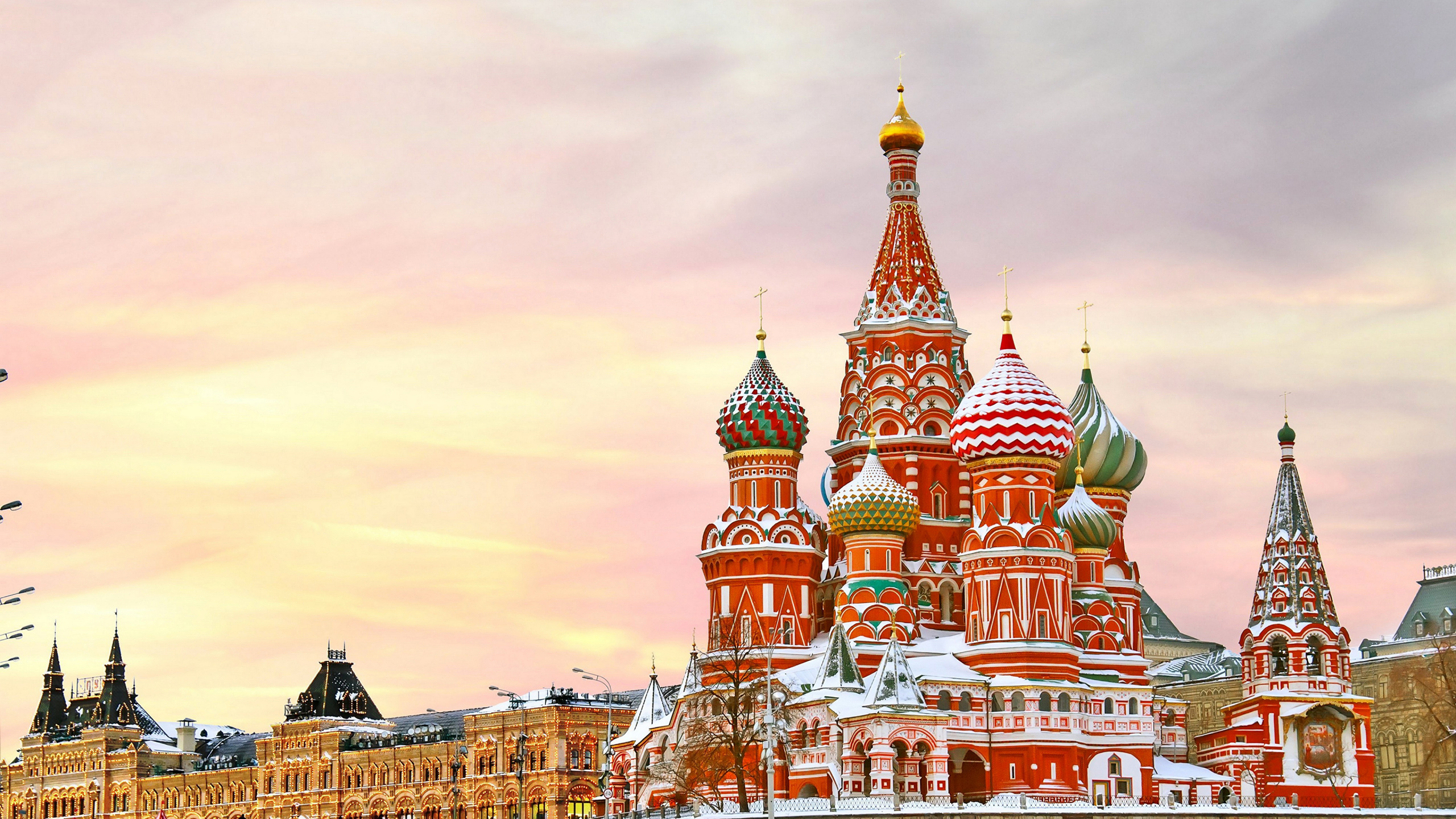 Bâtiment en Béton Rouge et Blanc Pendant la Journée. Wallpaper in 2560x1440 Resolution