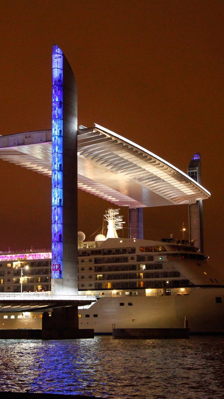 Bateau de Croisière Blanc en Mer Pendant la Nuit. Wallpaper in 720x1280 Resolution