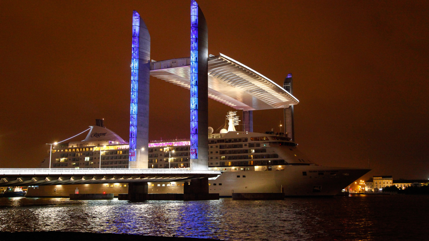 Weißes Kreuzfahrtschiff Auf See Während Der Nacht. Wallpaper in 1366x768 Resolution