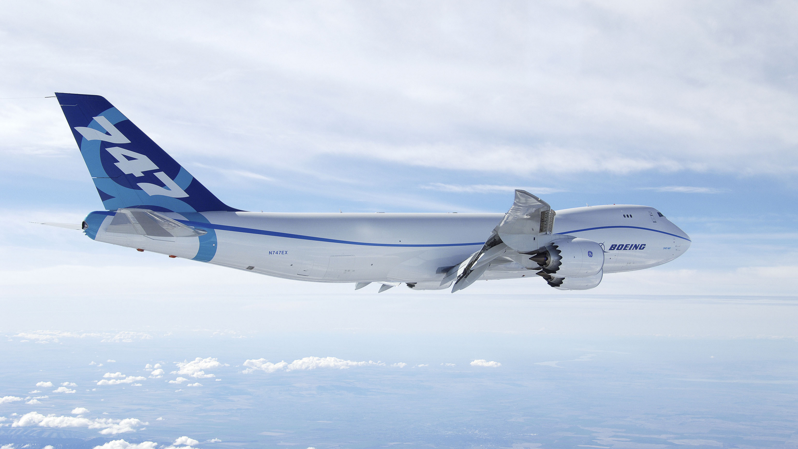Avión Blanco y Azul Volando Sobre Nubes Blancas Durante el Día. Wallpaper in 2560x1440 Resolution