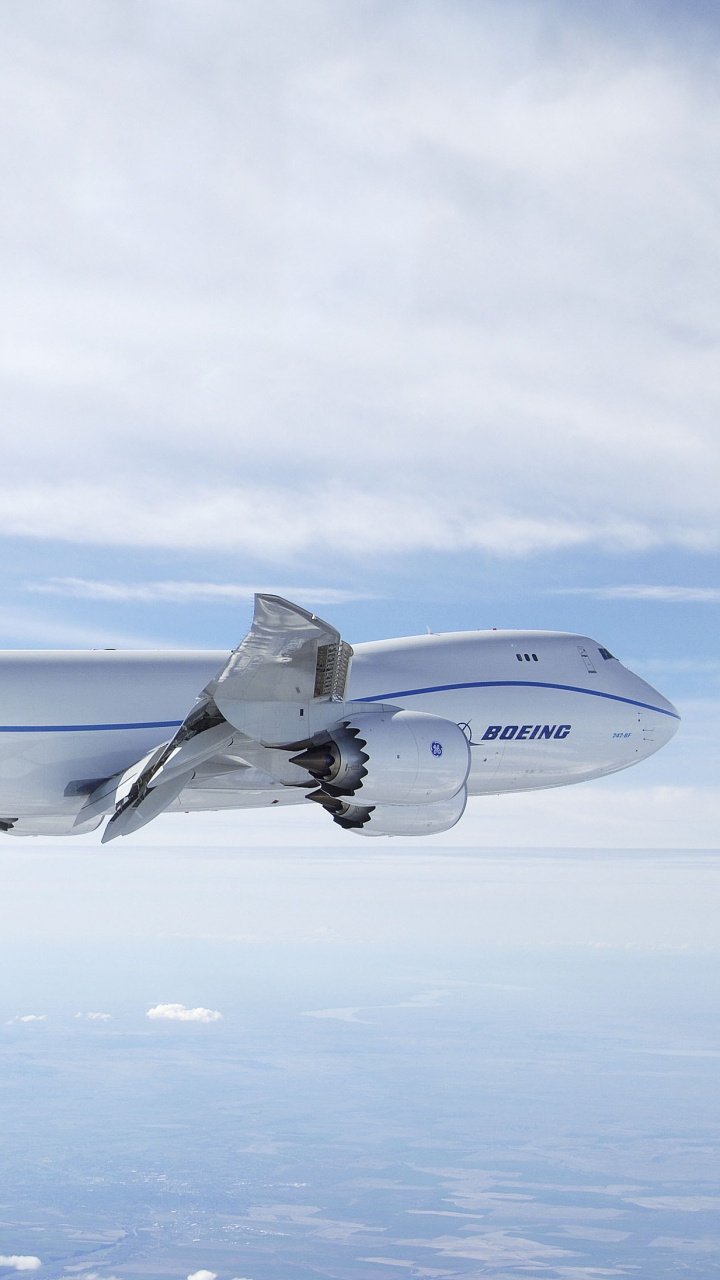 Weißes Und Blaues Flugzeug, Das Tagsüber Über Weiße Wolken Fliegt. Wallpaper in 720x1280 Resolution