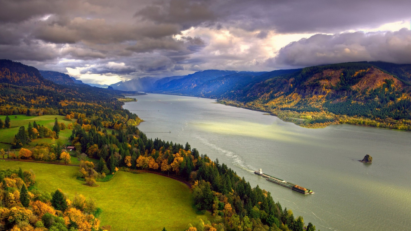 Arbres Verts Près D'un Plan D'eau Sous un Ciel Nuageux Pendant la Journée. Wallpaper in 1366x768 Resolution