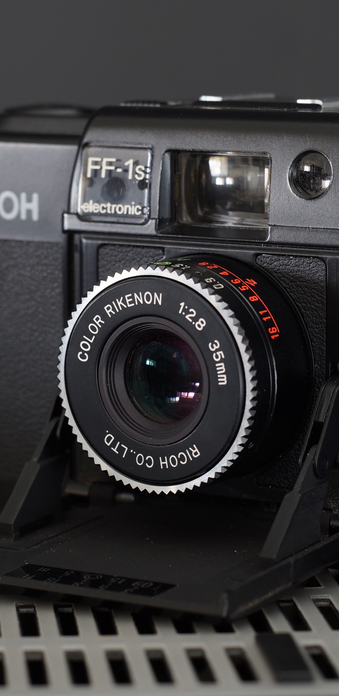 Schwarze Nikon DSLR-Kamera Auf Schwarzem Metallrahmen. Wallpaper in 1440x2960 Resolution