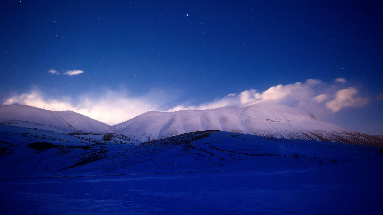 Schneebedeckter Berg Unter Blauem Himmel Tagsüber. Wallpaper in 1280x720 Resolution