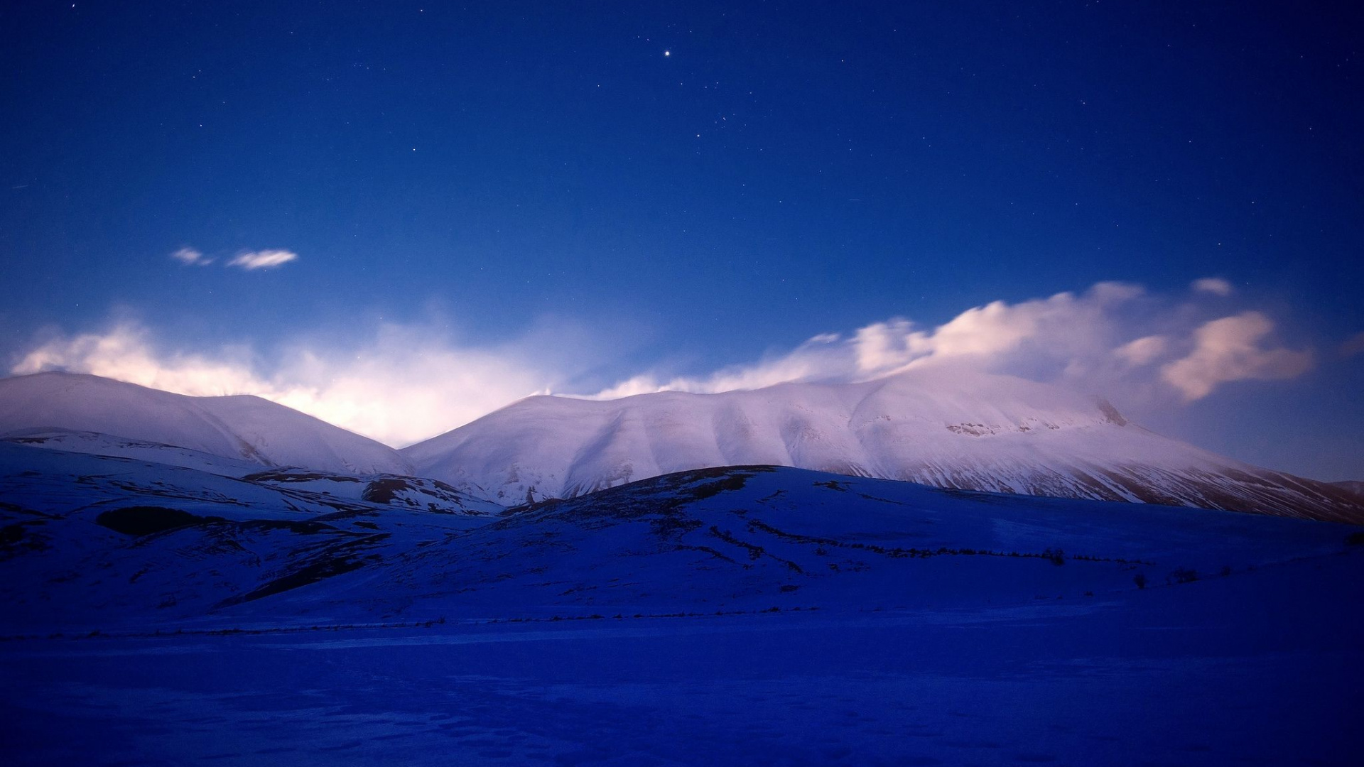 Schneebedeckter Berg Unter Blauem Himmel Tagsüber. Wallpaper in 1920x1080 Resolution