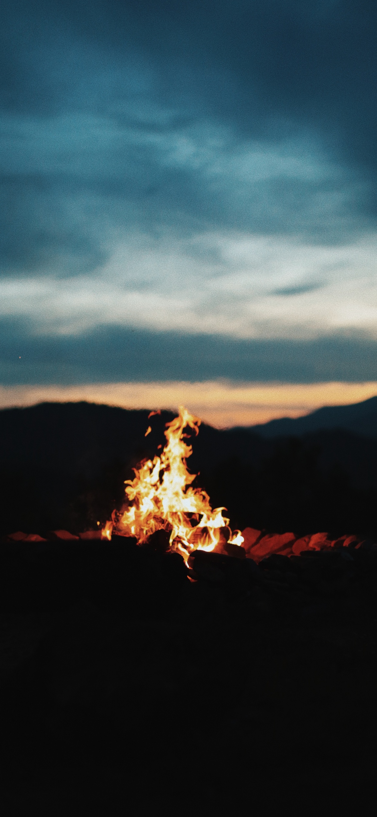 Feu au Sol Pendant la Nuit. Wallpaper in 1242x2688 Resolution