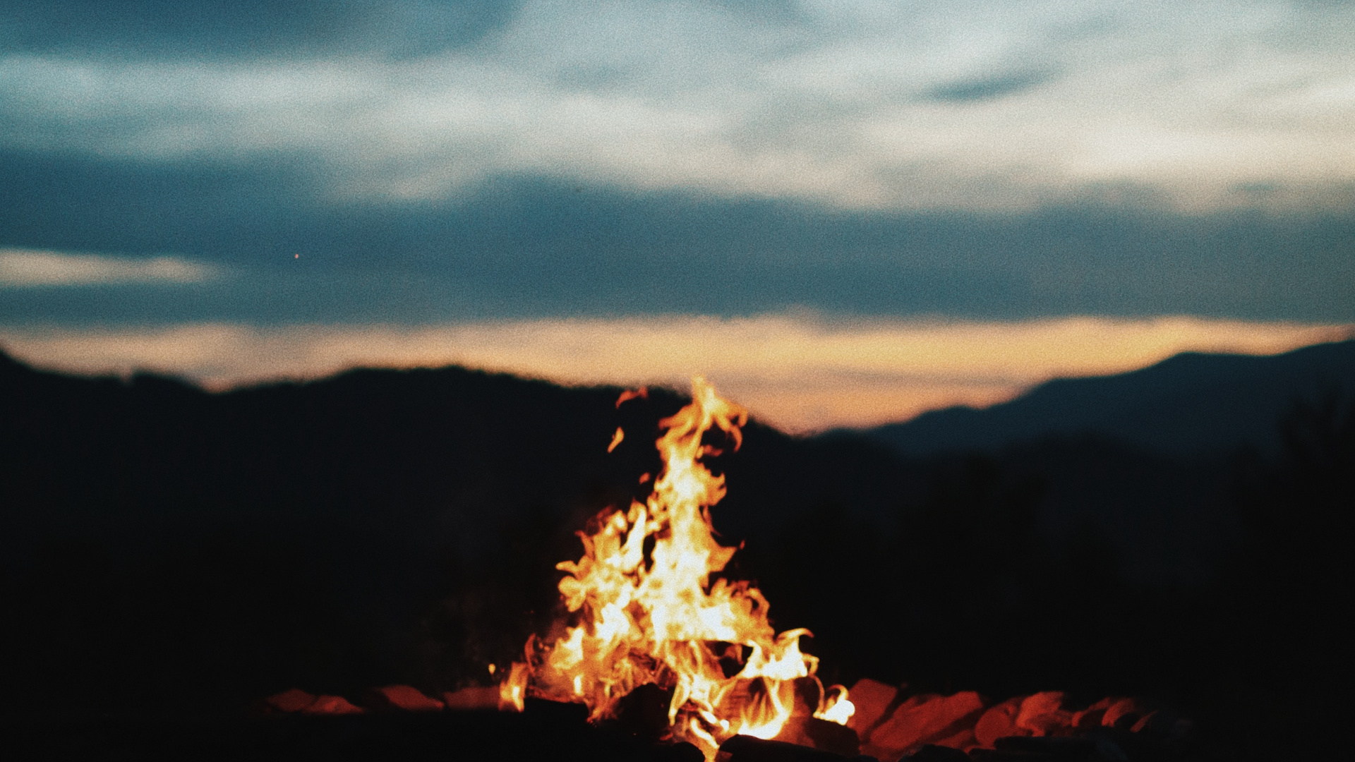 Feuer am Boden Während Der Nacht Night. Wallpaper in 1920x1080 Resolution