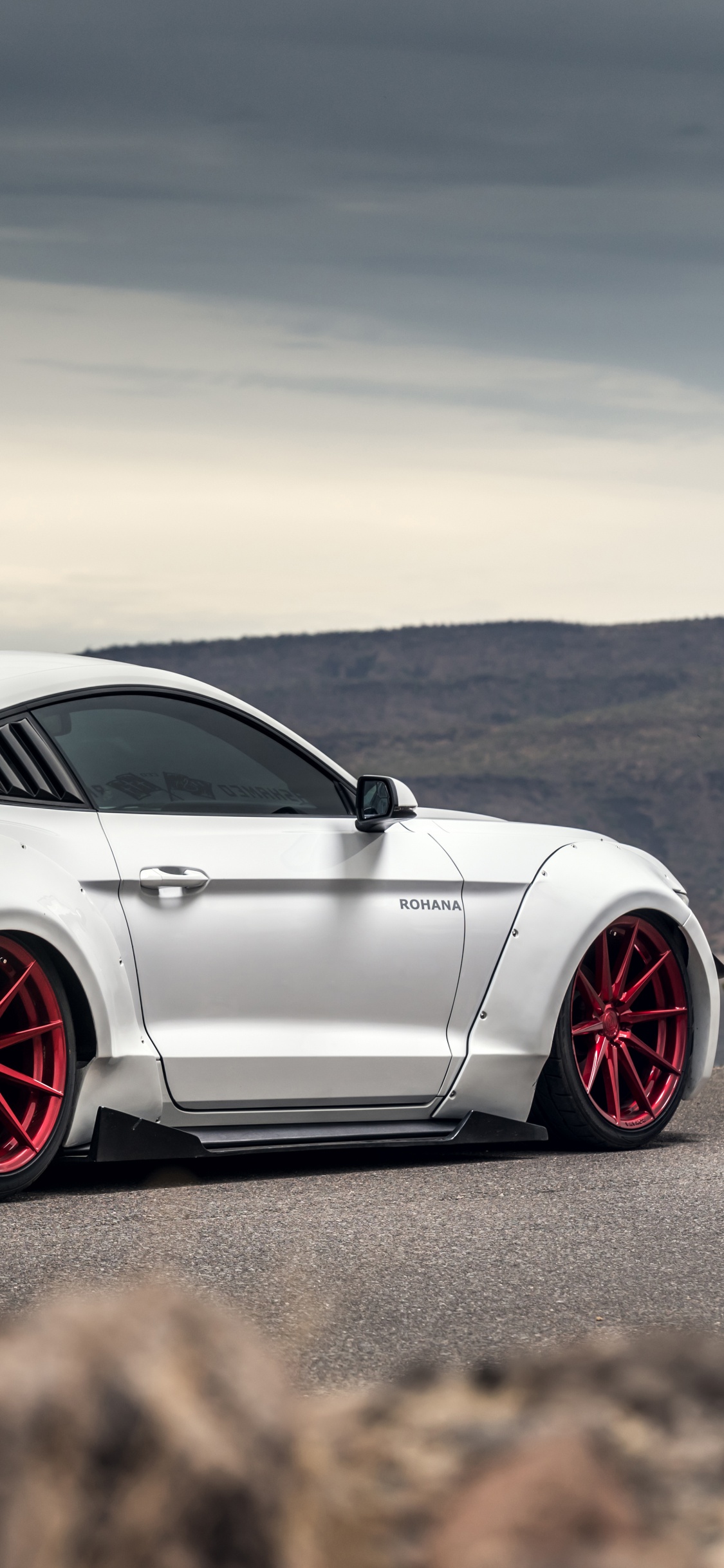 Silberner Porsche 911 Auf Braunem Feld Tagsüber. Wallpaper in 1125x2436 Resolution