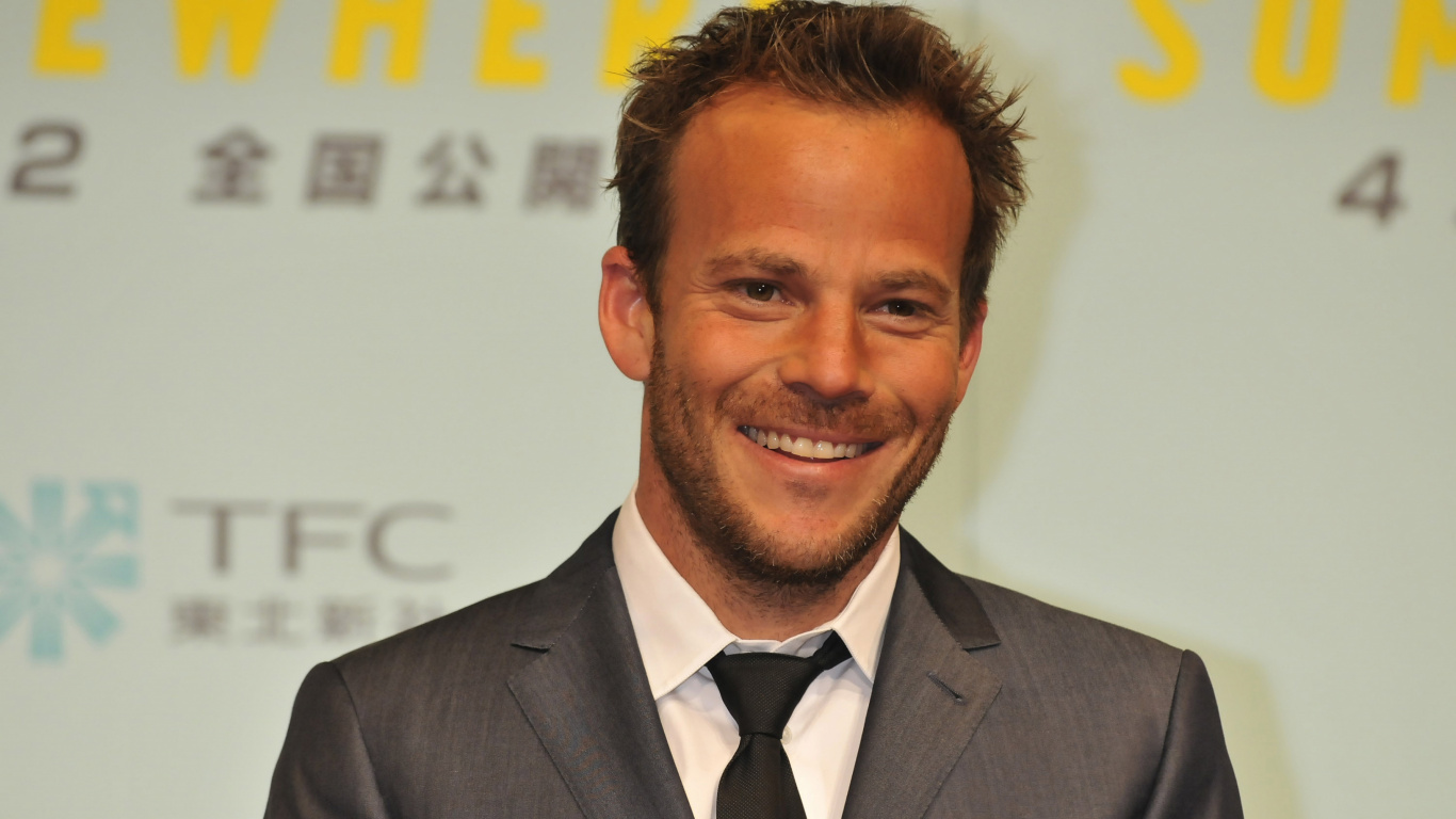 Hombre en Traje Negro Sonriendo. Wallpaper in 1366x768 Resolution