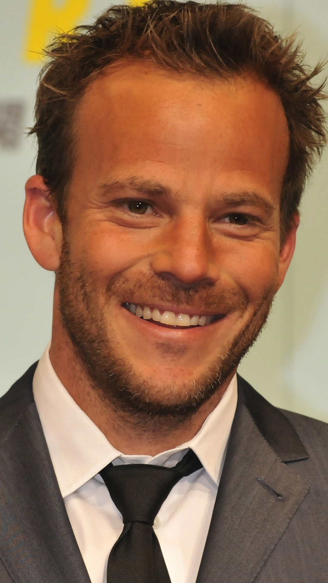 Man in Black Suit Smiling. Wallpaper in 1080x1920 Resolution