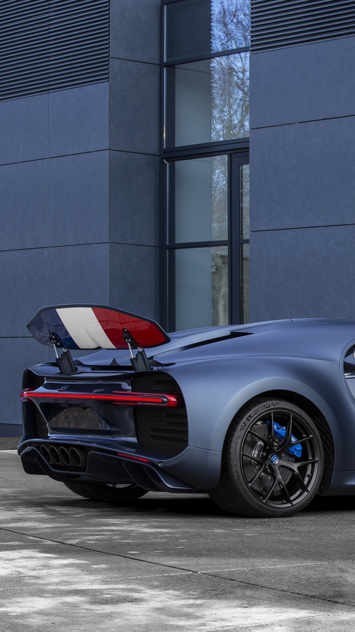 Roter Ferrari 458 Italia in Der Nähe Des Gebäudes Geparkt. Wallpaper in 720x1280 Resolution