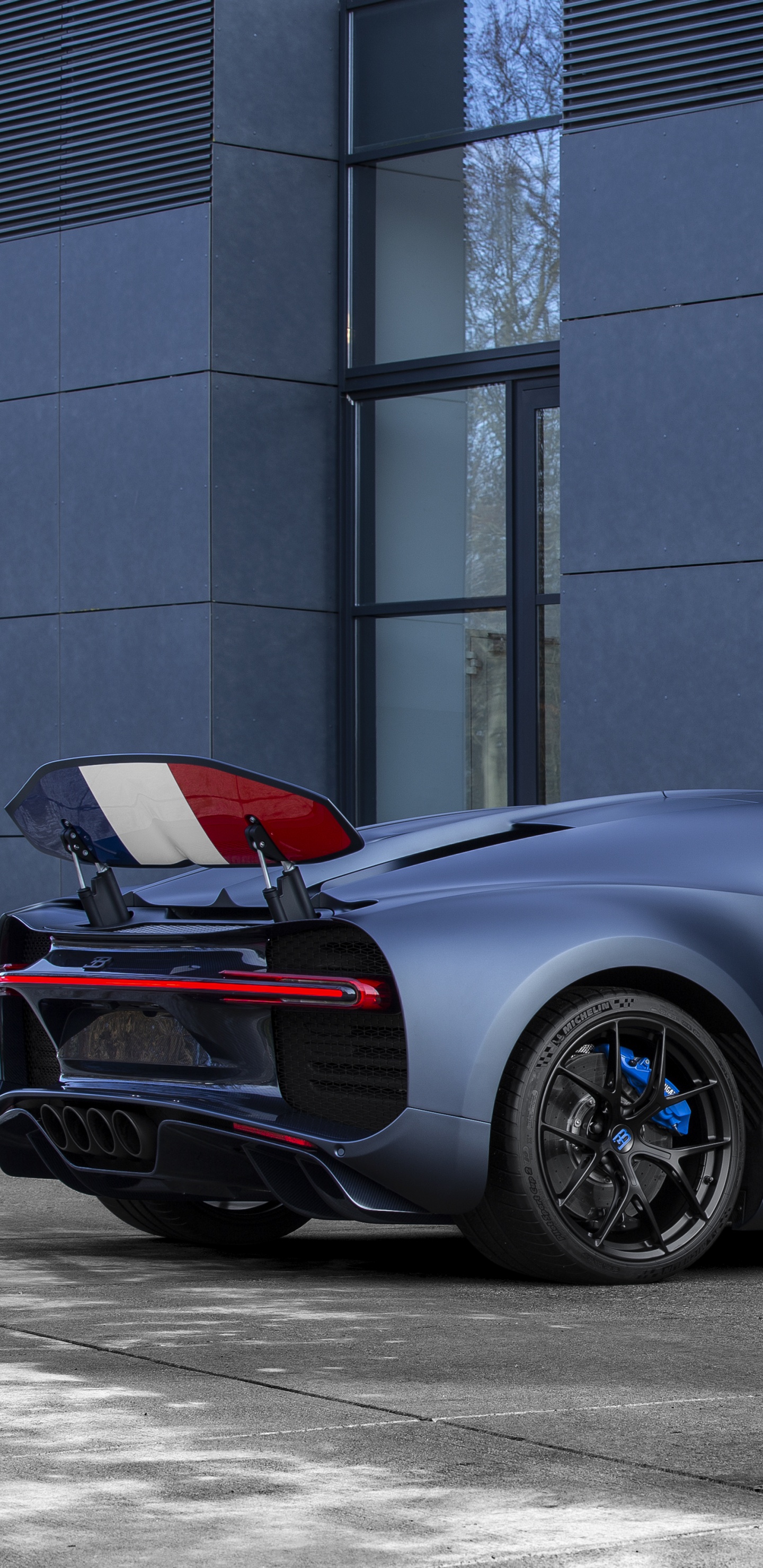 Ferrari Rouge 458 Italia Garée Près du Bâtiment. Wallpaper in 1440x2960 Resolution