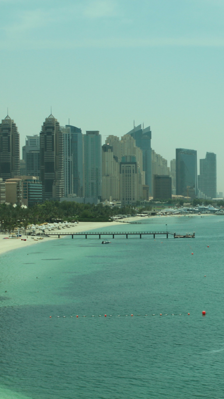 Gente en la Playa Durante el Día.. Wallpaper in 750x1334 Resolution