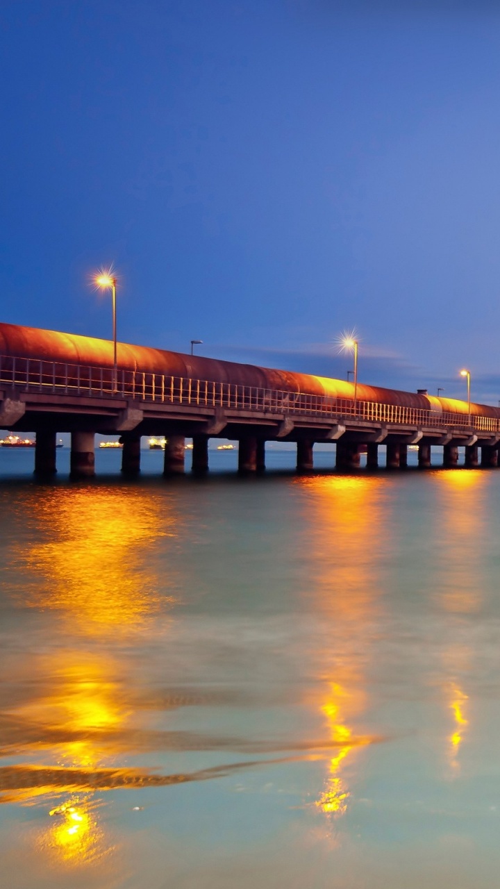 Braunes Holzdock am Meer Unter Blauem Himmel Tagsüber. Wallpaper in 720x1280 Resolution